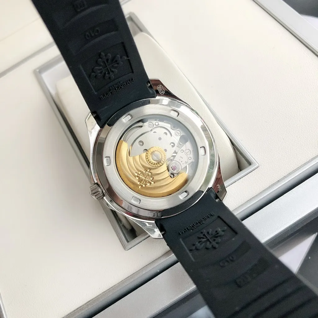 【High-end replica】💰1240! Patek Philippe's popular "Grenade" men's watch, new feedback is coming. Upgrade 1️⃣: Replace with super scratch-resistant sapphire glass mirror. Upgrade 2️⃣: Add original synchronized silicone bracelet with original buckle. Upgrade 3️⃣: Add new Swarovski crystal diamond ring. [Movement] Paired with imported fully automatic Citizen 8215 high-end movement, stable and cost-effective advantage, 0️⃣repair concerns, corrected original synchronized pendulum. [Case] The CNC process of the 316L stainless steel case restores the original shell shape and curvature one to one, and pursues the original 0️⃣ gap to the extreme. [Bracelet] Adopts an imported rubber strap, a customized ergonomic bracelet, and an original buckle. [Dial] Adhering to the exquisiteness of the big manufacturers, we strictly pursue the gap between the text lines, the thickness of the scale, and the luminous color, and strive to synchronize the 0️⃣ gap with the original.